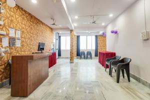 a waiting room with red tables and chairs at Hotel RUDRA INN in Rānchī