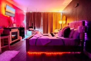 - une chambre avec un lit éclairé dans l'établissement 50 Shades Of Grey - Romance Suite! Couples Retreat 717, à Myrtle Beach