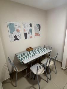 einen Esstisch mit Stühlen und Bildern an der Wand in der Unterkunft Departamento en Santiago del Estero 2 dormitorios in Santiago del Estero + 1 Foto
