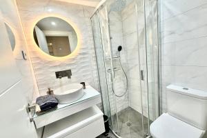 A bathroom at MARBELLA ALICATE BEACHFRONT - Luxury Apartment-2