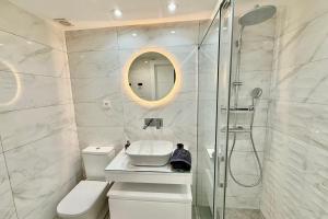 A bathroom at MARBELLA ALICATE BEACHFRONT - Luxury Apartment-2