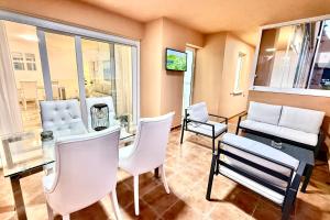 A television and/or entertainment centre at MARBELLA ALICATE BEACHFRONT - Luxury Apartment-2