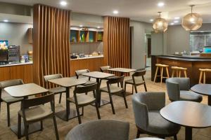 a restaurant with tables and chairs and a bar at SpringHill Suites by Marriott Atlanta Six Flags in Lithia Springs