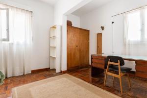 an office with a desk and a chair in a room at Casa García MDZ in Mendoza