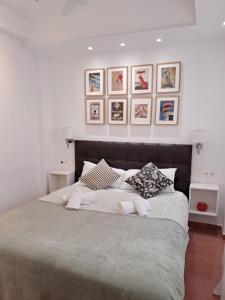 A bed or beds in a room at Old Town, City Center Apartment Premium with PARKING