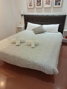 A bed or beds in a room at Old Town, City Center Apartment Premium with PARKING