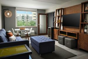 TV a/nebo společenská místnost v ubytování Renaissance Minneapolis Bloomington Hotel