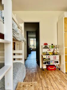 une chambre avec un lit superposé et un escalier dans l'établissement Vue mer, balcon, 50m plage & village, au calme - centre ville historique, 2P pour 4 maximum, à Villers-sur-Mer 46 autres photos