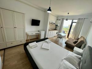 un soggiorno con un letto e un divano di Solid Residence Apartments a Mamaia