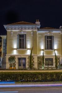 uma casa branca à noite com luzes em Classic Villas Ouziel em Tessalônica