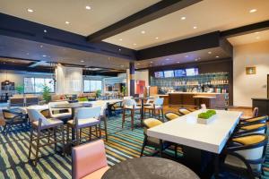 Um restaurante ou outro lugar para comer em Courtyard by Marriott Oahu North Shore