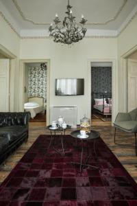 uma sala de estar com um sofá e uma mesa em Classic Villas Ouziel em Tessalônica