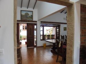 een eetkamer met een tafel en stoelen bij Hospederia Villa Berenita in Villa de Leyva