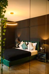 une chambre avec un lit avec des oreillers blancs dans l'établissement Elite Studio, à Bucarest