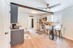 Dapur atau dapur kecil di 1 Mi to Main Street Polson Updated Home with Deck!