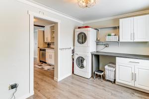 Dapur atau dapur kecil di 1 Mi to Main Street Polson Updated Home with Deck!