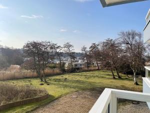 ein Blick vom Balkon eines Hauses in der Unterkunft Frische Brise FeWo 01.04 in Cuxhaven