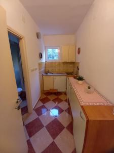 Kuchyňa alebo kuchynka v ubytovaní Apartments Marija Sabina