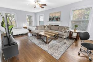 un soggiorno con un divano e un tavolo di Modern 3BD Getaway Close to Downtown& NRG I Wi-Fi & Parking a Houston