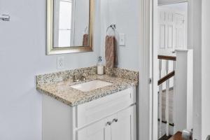 un bagno con lavandino e specchio di Modern 3BD Getaway Close to Downtown& NRG I Wi-Fi & Parking a Houston Altre 42 foto
