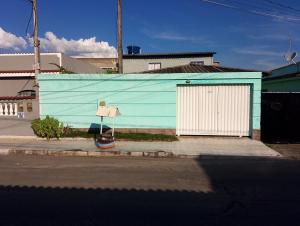 a blue building with a basketball hoop in front of it at Casa Água da Rocha in Itaguaí