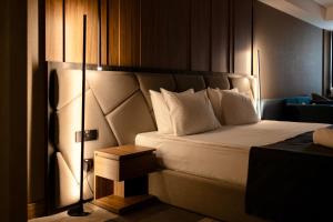 Lumière Hotel Pool & SPA客房内的一张或多张床位