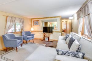 Afbeelding uit fotogalerij van Waterfront Wahkon Home with Wraparound Deck and Docks in Isle