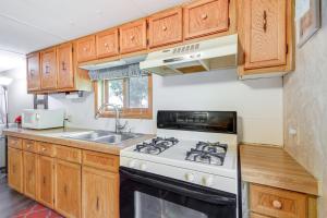 Afbeelding uit fotogalerij van Waterfront Wahkon Home with Wraparound Deck and Docks in Isle