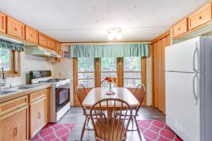 Afbeelding uit fotogalerij van Waterfront Wahkon Home with Wraparound Deck and Docks in Isle +18 foto's