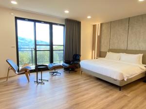 Una cama o camas en una habitación de leisurely Inn