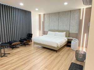 Una cama o camas en una habitación de leisurely Inn