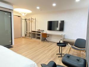 Una televisión o centro de entretenimiento en leisurely Inn