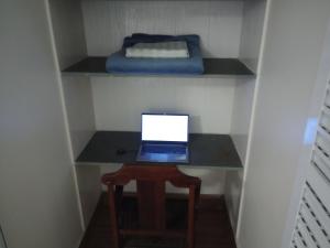- un ordinateur portable installé sur un bureau dans l'établissement Casa Completa com Cama Super King SIze ao lado do Metrô, à São Paulo