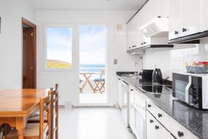 Kuchyň nebo kuchyňský kout v ubytování AG Apartamento Nordés Malpica primera línea playa