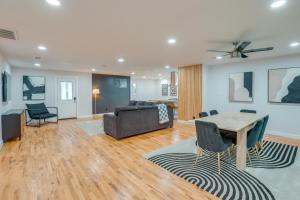 Televisyen dan/atau pusat hiburan di 14 Mi to Dallas Irving Escape with Patio and Fire Pit