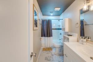 Bilik mandi di 14 Mi to Dallas Irving Escape with Patio and Fire Pit +17 gambar