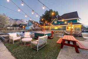 une cour arrière avec une table de ping-pong et des chaises dans l'établissement Victorian Luxury, Big Groups, Jacuzzi, à Ogden