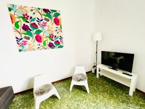 Mamisà App centro Schio, parcheggio coperto的电视和/或娱乐中心