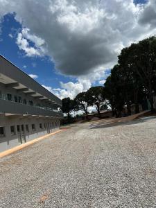 an empty parking lot next to a building at Residencial Mangueiral in Paracatu