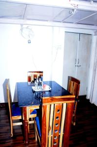 ムンバイにあるAngels Villaの青いカウンタートップのダイニングテーブルと椅子