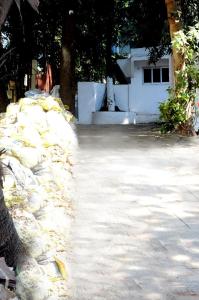 ムンバイにあるAngels Villaの背景の岩壁