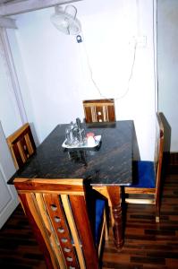 ムンバイにあるAngels Villaの黒いテーブル(椅子、ランプ付)