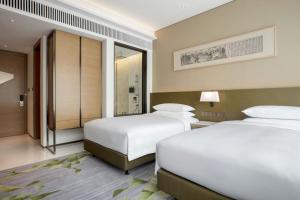 Ліжко або ліжка в номері Sheraton Hong Kong Tung Chung Hotel
