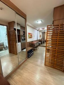 a large room with a kitchen and a dining room at Vista da Pedra Flat em Pedra Azul in Pedra Azul