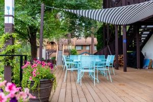 a blue table and chairs on a wooden deck at Blue Elk Inn in Leavenworth +80 photos