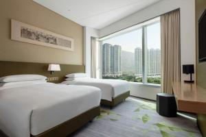 Ліжко або ліжка в номері Sheraton Hong Kong Tung Chung Hotel