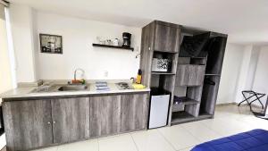 Η κουζίνα ή μικρή κουζίνα στο S06 DOBLE CAMA MATRIMONIAL Premium Suite Frente al TEC CEM con Cocineta WiFi Balcón Parking Terraza +17 φωτογραφίες