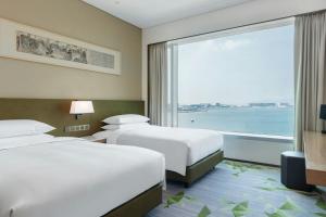 Ліжко або ліжка в номері Sheraton Hong Kong Tung Chung Hotel