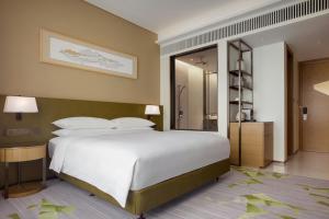 Ліжко або ліжка в номері Sheraton Hong Kong Tung Chung Hotel