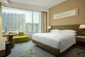 Ліжко або ліжка в номері Sheraton Hong Kong Tung Chung Hotel